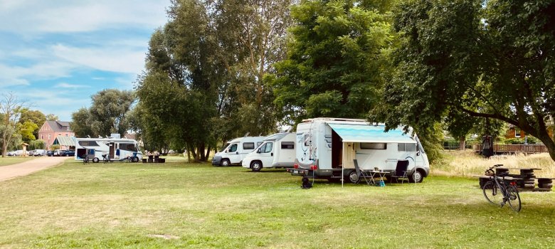 Caravan Park in Seehausen (Altmark) Caravan campground in the Hanseatic town of Seehausen with parked RVs