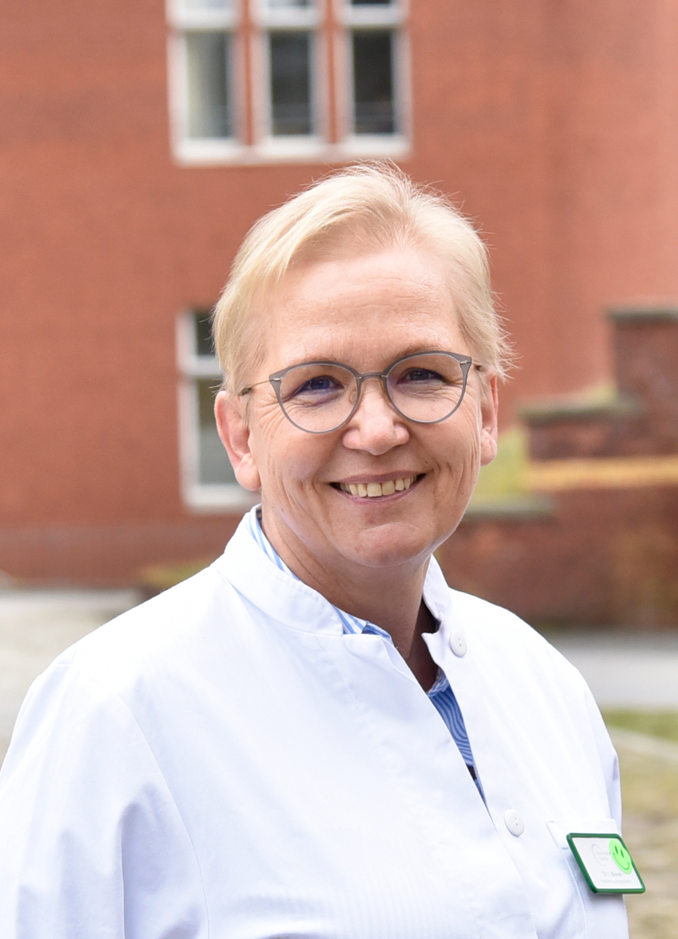 Dr. med. Ines Mewes recommends that people with cold symptoms wear a face mask when visiting doctors' surgeries and hospitals. An FFP2 mask, as was required during the pandemic, is not mandatory