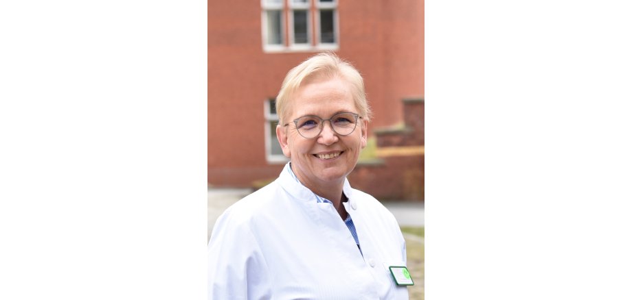 Dr. med. Ines Mewes recommends that people with cold symptoms wear a face mask when visiting doctors' surgeries and hospitals. An FFP2 mask, as was required during the pandemic, is not mandatory