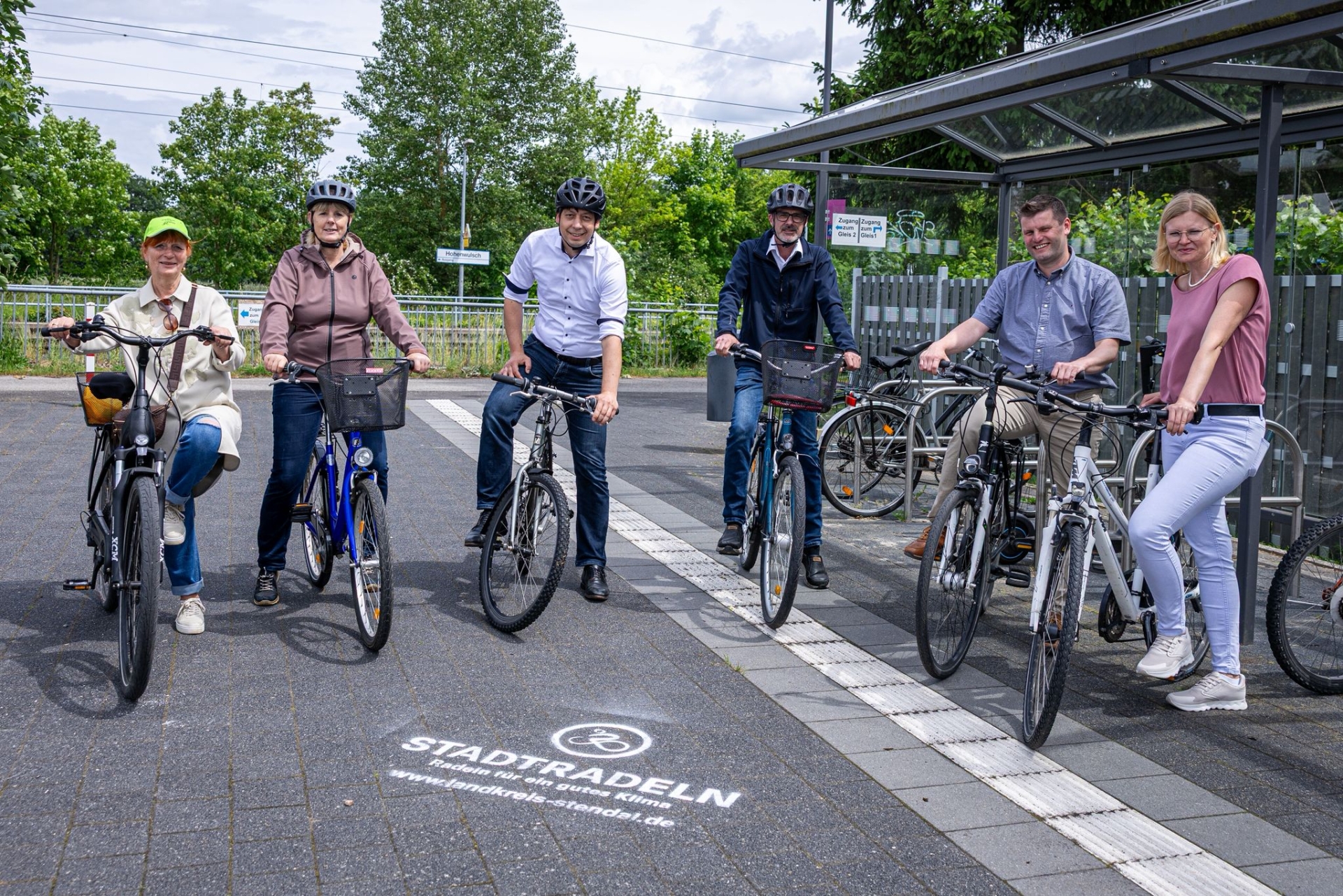 Annegret Schwarz (from left), Steffi Friedebold, Patrick Puhlmann, Rüdiger Kloth as well as Michael Müller and Kristina Hansel (both from the district administration) started the city cycling in the district of Stendal on Wednesday afternoon in Hohenwulsch.