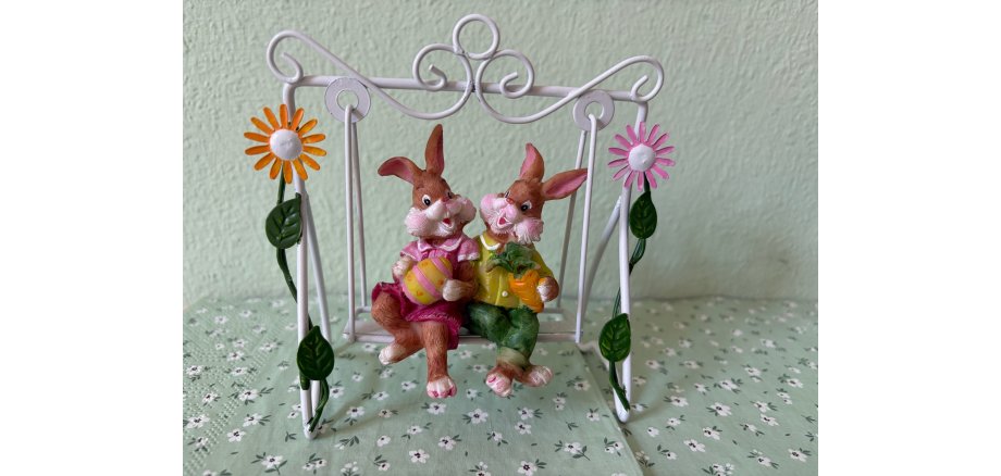 2 Easter bunnies on swings