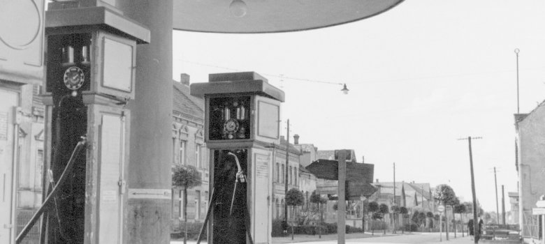 View from the old petrol station towards the city center on Stendaler Straße, which was called Clara-Zetkin-Straße when the photo was taken in the 1950s View from the old petrol station towards the city center on Stendaler Straße, which was called Clara-Zetkin-Straße when the photo was taken in the 1950s