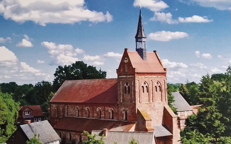 Die St.Nikolaus-Kirche im Dorf Beuster