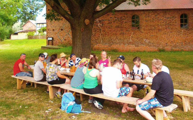 Kaffeepause auf dem Dorfplatz Wanzer