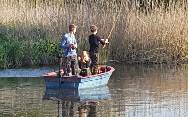 der Nachwuchs fischt