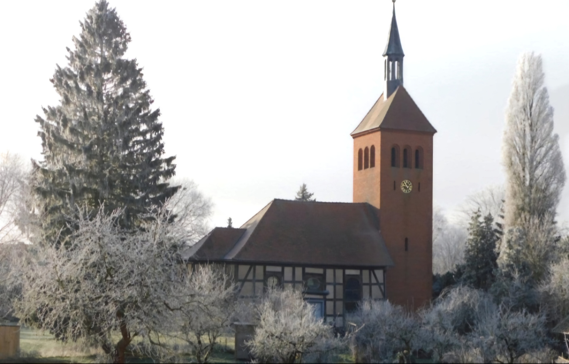 Kirche in Beuster im winterlichen Anblick