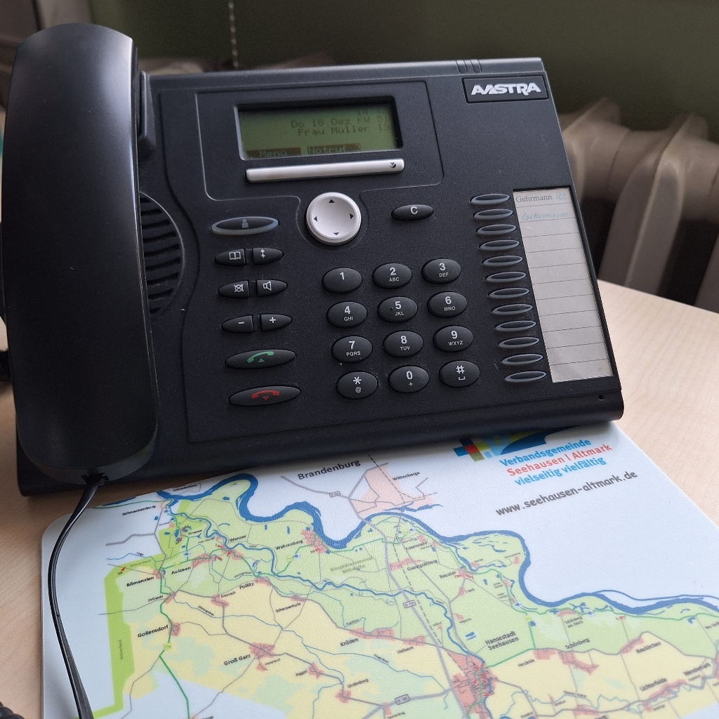 Beispielbild in einer Verwaltung mit Telefon