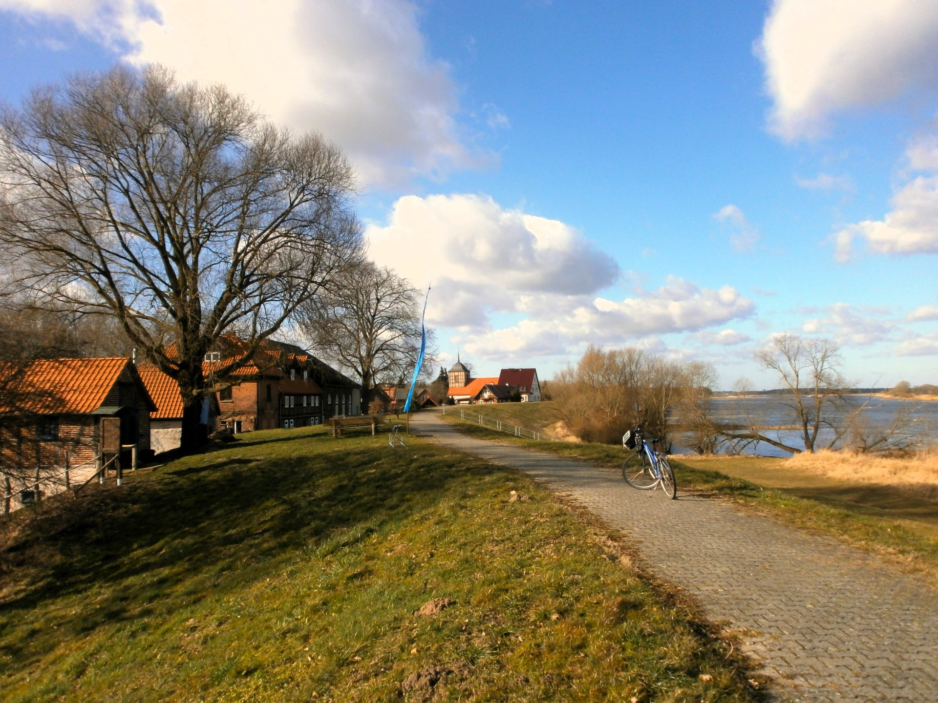 Blick auf den Ort Wahrenberg vom Elbdeich aus