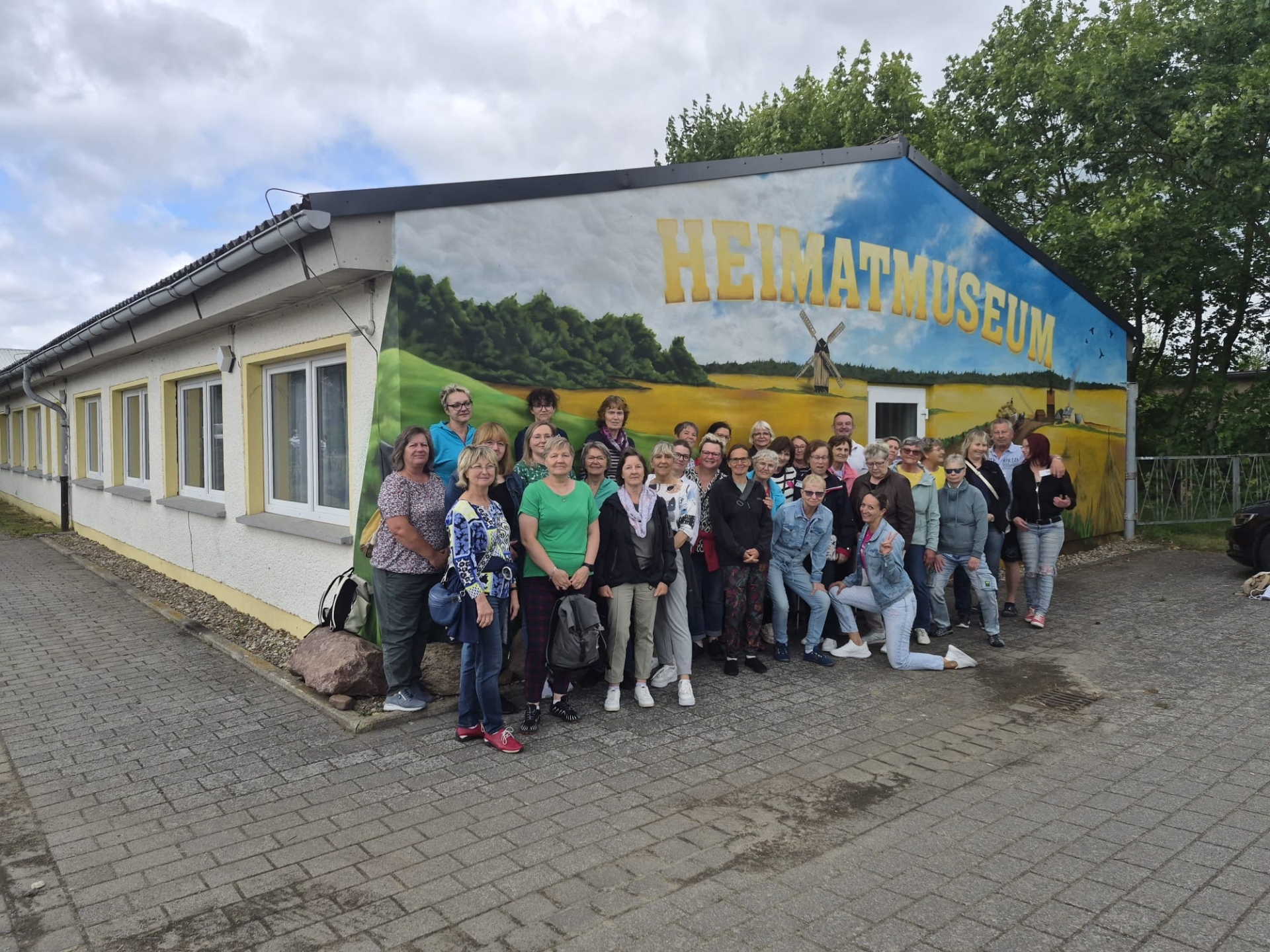 Frauensportgruppe aus Halle vor dem Heimatmuseum Brets