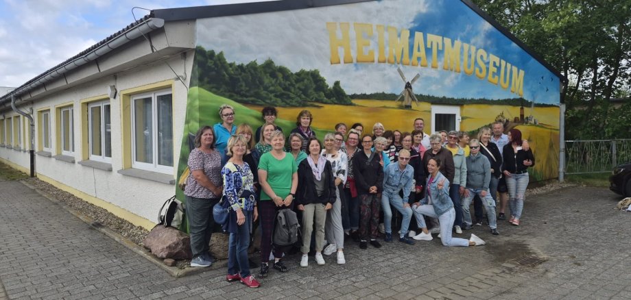 Frauensportgruppe aus Halle vor dem Heimatmuseum Bretsch Frauensportgruppe aus Halle vor dem Heimatmuseum Brets