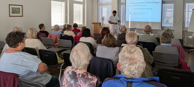 Besucher und Besucherinnen beim Vortrag am 15.10.26