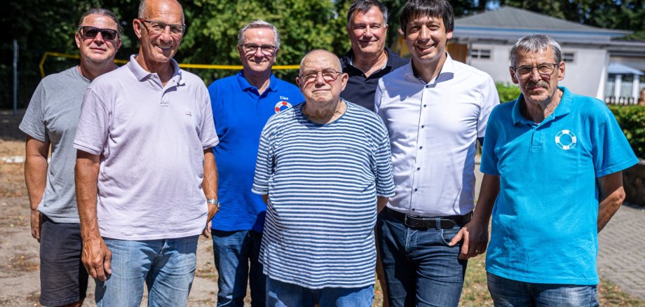 Im Austausch über das Waldbad Seehausen: Frank Möller (von links), Joachim Gersdorf, Uwe Förster, Walter Fiedler, Karsten Wibbemhorst, Patrick Puhlmann und Thomas Korte