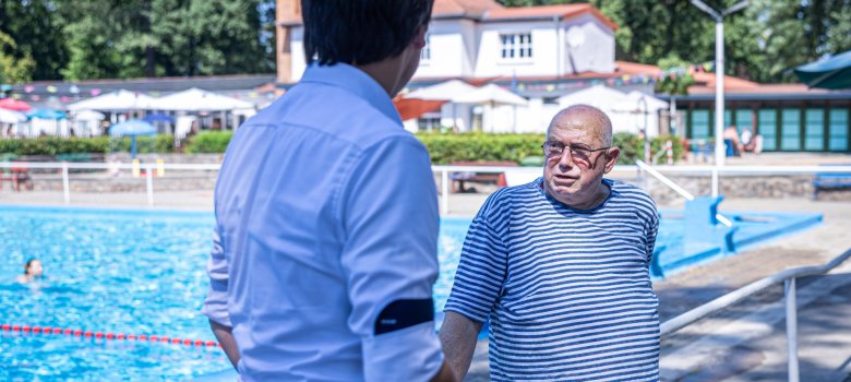Walter Fiedler (rechts) erklärt dem Landrat das nächste Vorhaben: ein Sprungturm
