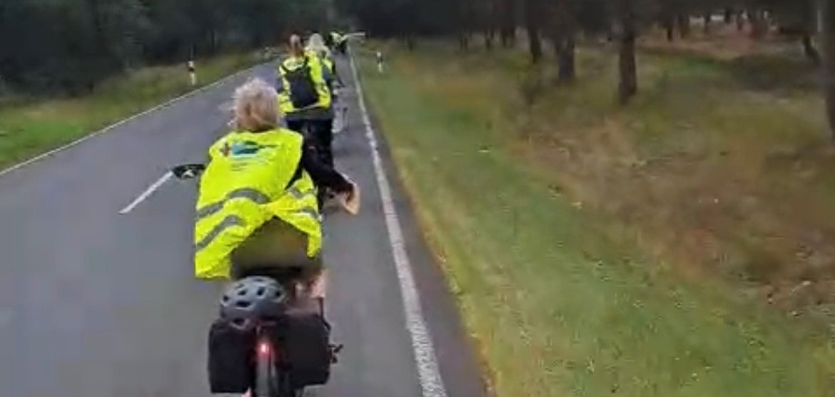 Radfahrende auf  einer Straße in gelben Warnwesten