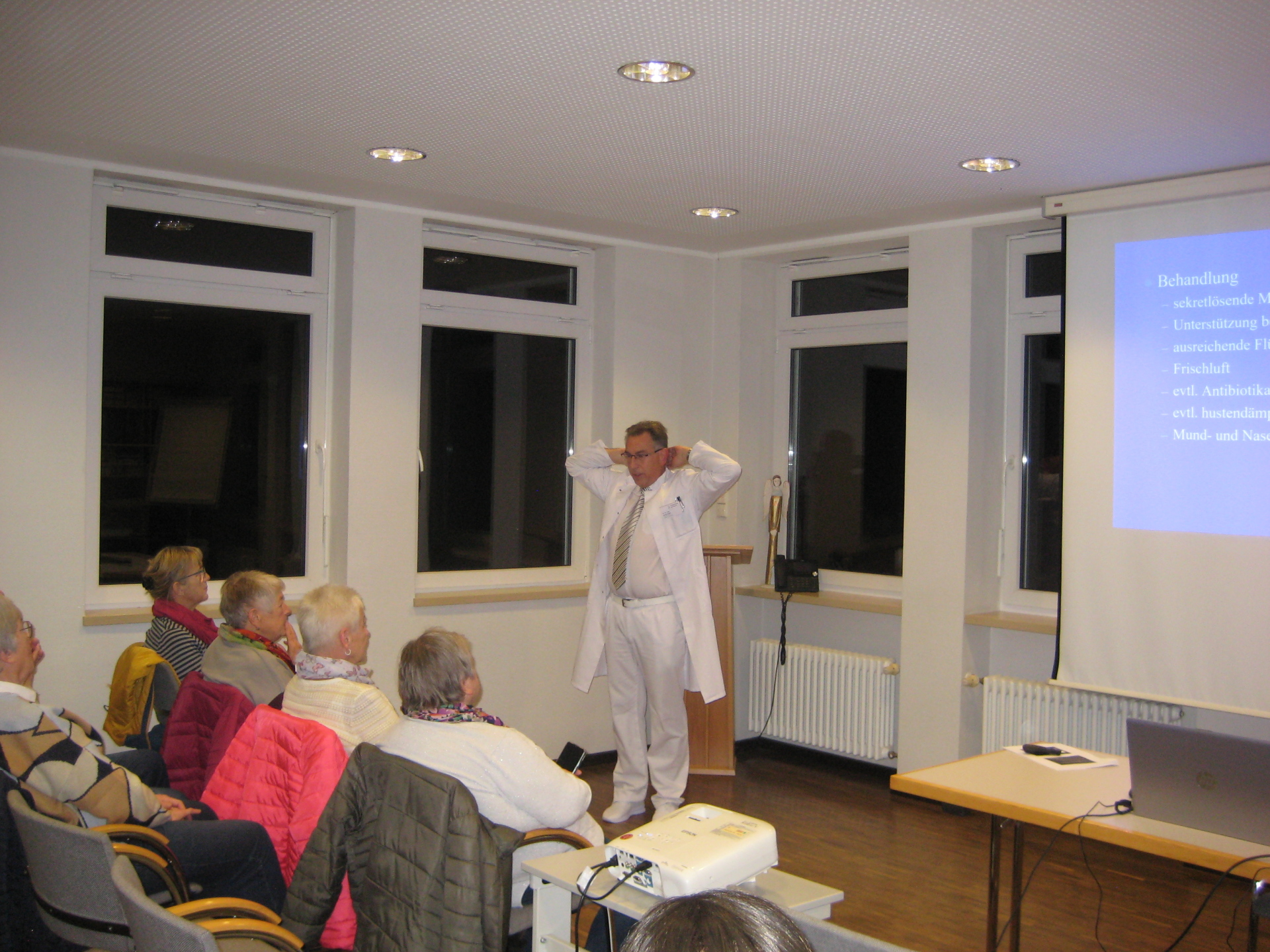 Dr. Dr. Kügler zeigte effektive Atemübungen Dr. Dr. Kügler zeigte effektive Atemübungen