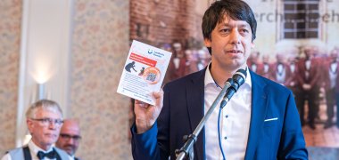 Patrick Puhlmann überbringt seine Glückwünsche und präsentiert den Flyer zum Heimatlieder-Wettbewerb des Landkreises Stendal Patrick Puhlmann überbringt seine Glückwünsche und präsentiert den Flyer zum Heimatlieder-Wettbewerb des Landkreises Stendal
