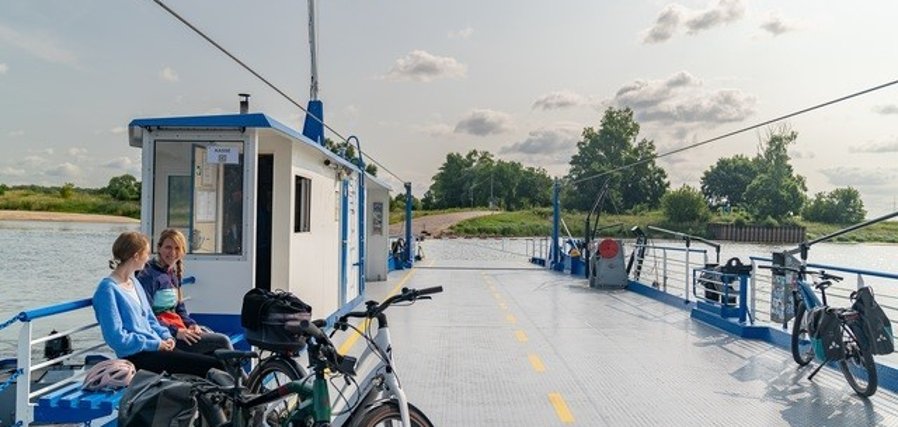 Koordinierungsstelle Elberadweg Mitte Mitarbeiter der Koordinierungsstelle Elberadweg Mitte auf der Fähre Barby