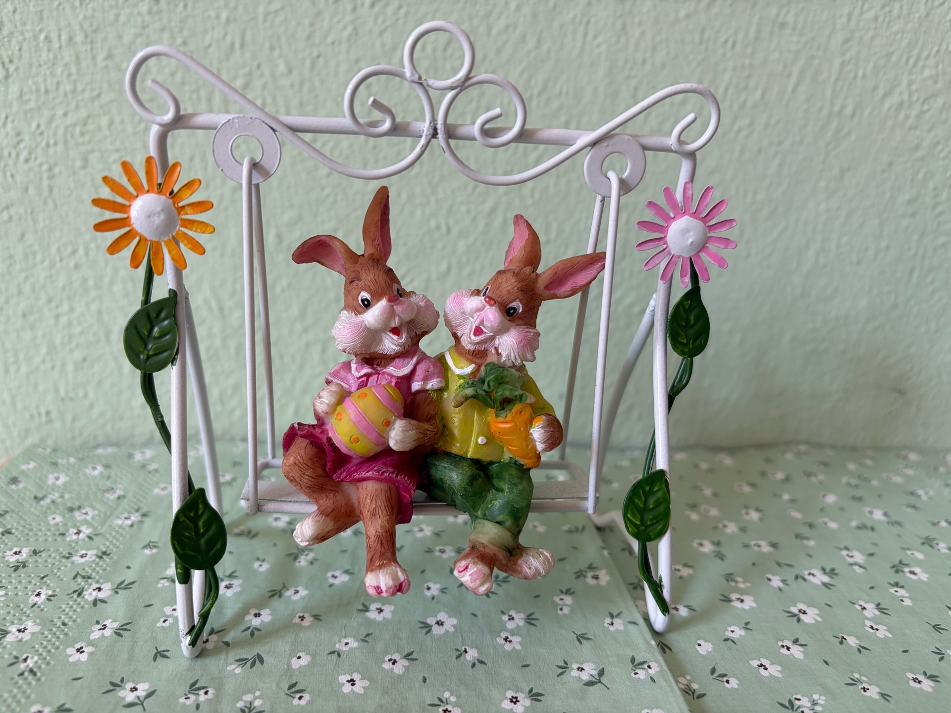 2 Osterhasen auf Schaukel