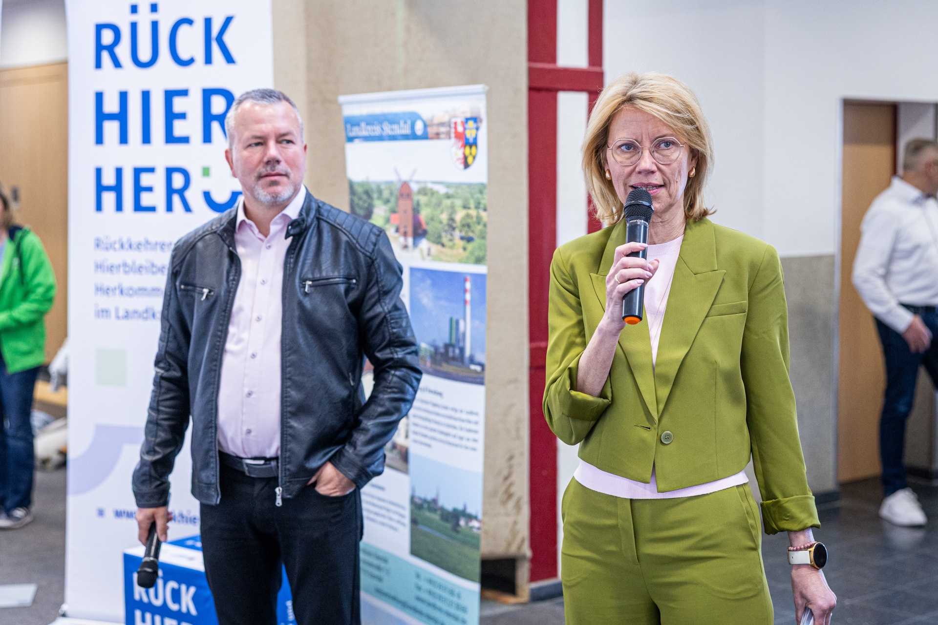 Nico Schulz (links) und Doreen Melms haben die Ausbildungs- und Praktikumsbörse gemeinsam eröffnet