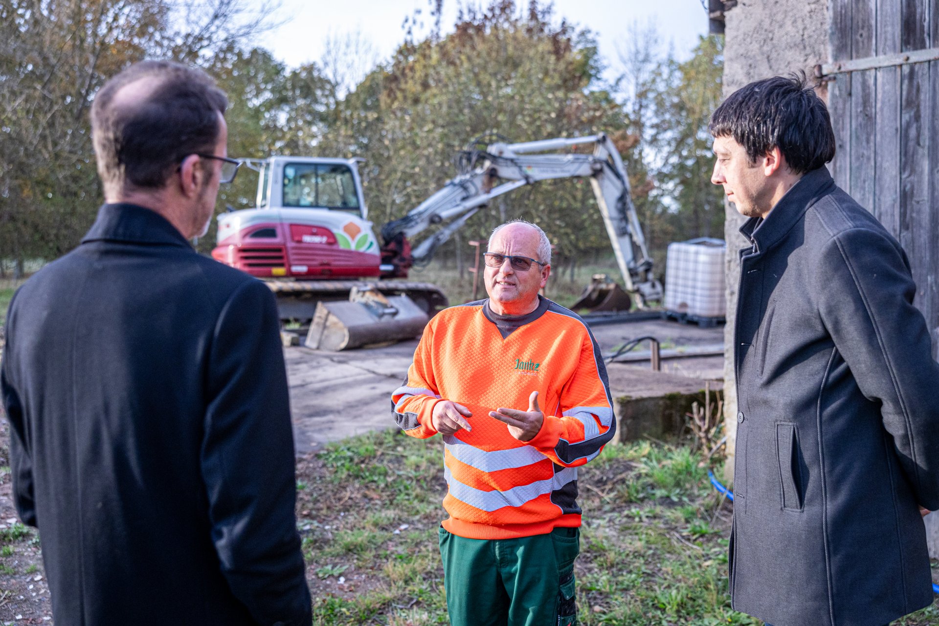 Fred Janke (von rechts) präsentiert Patrick Puhlmann und Rüdiger Kloth sein vermehrtes Saatgut