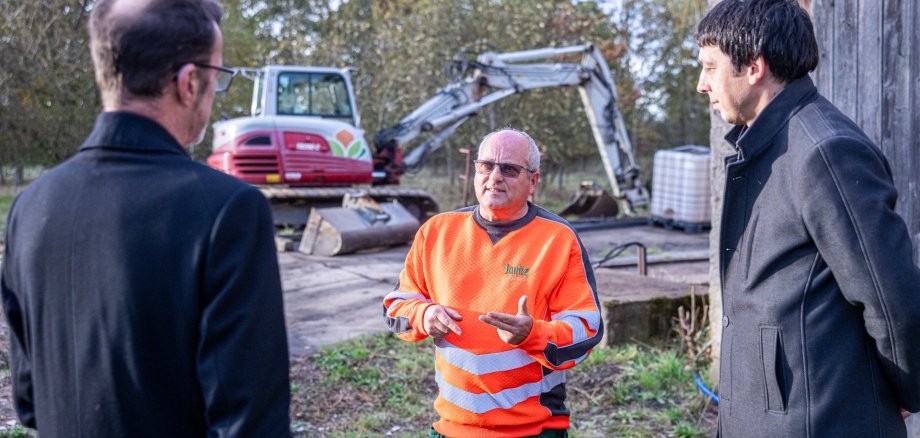 Fred Janke (von rechts) präsentiert Patrick Puhlmann und Rüdiger Kloth sein vermehrtes Saatgut