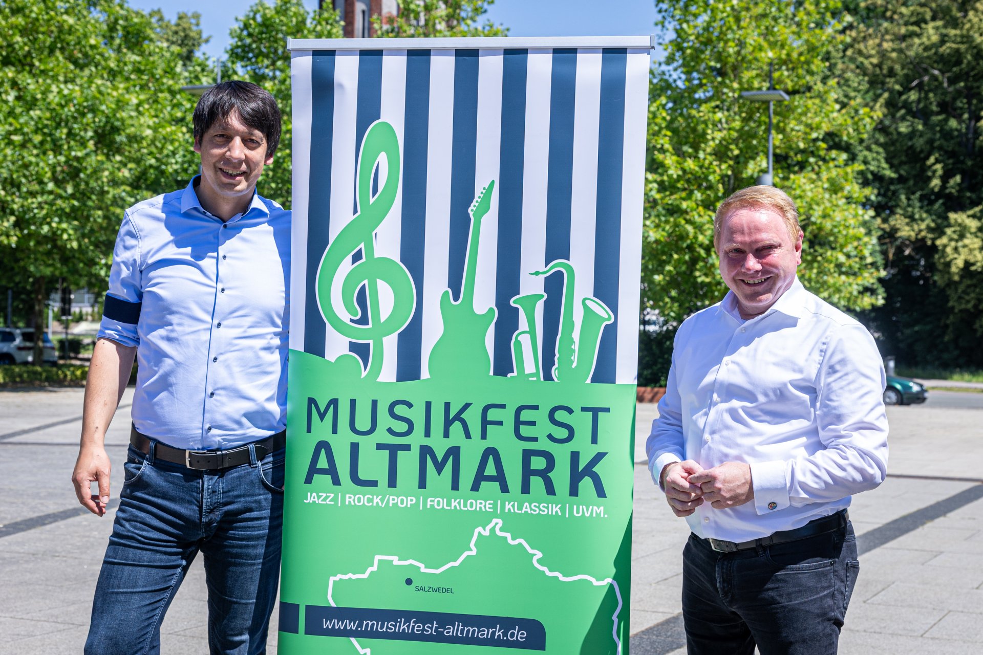 Freuen sich auf das Musikfest Altmark 2026: Patrick Puhlmann (links) und Steve Kanitz mit Werbeplakat 