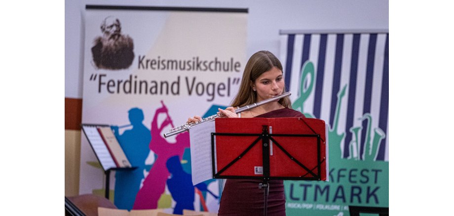 Lily Hetke spielt auf ihrer Querflöte Lily Hetke spielt auf ihrer Querflöte