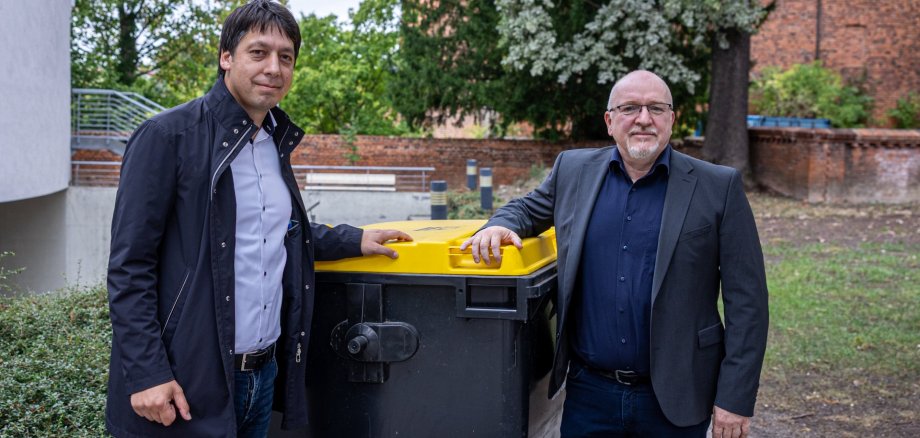Patrick Puhlmann (links) und Hendrik Galster symbolisch an der Gelben Tonne Patrick Puhlmann (links) und Hendrik Galster symbolisch an der Gelben Tonne