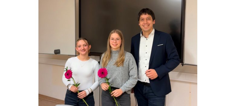 Patrick Puhlmann (von rechts) gratuliert Rike Wiedenhöver und Eva Schawab als neuer Vorstand des Kreisschülerrates 