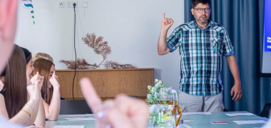 Reiko Lühe führt die Schüler in das Fingeralphabet ein Reiko Lühe führt die Schüler in das Fingeralphabet ein