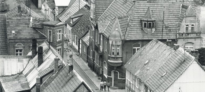 Ein Blick auf die östliche Kirchstraße vom Kirchturm aus im Jahr 1985