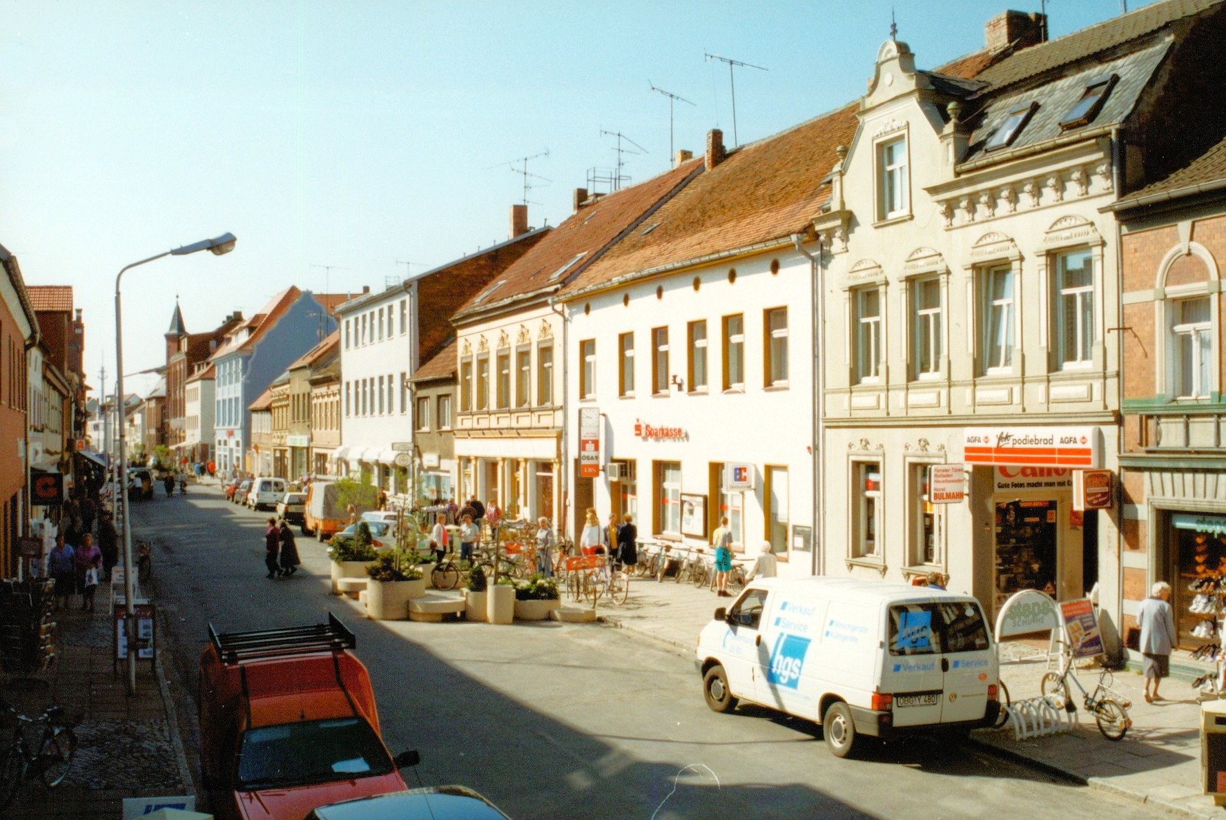 Ein Bild von der Breiten Straße aus dem Jahr 1995 mit massiver Verkehrsberuhigung vor dem früheren Standort der Sparkasse