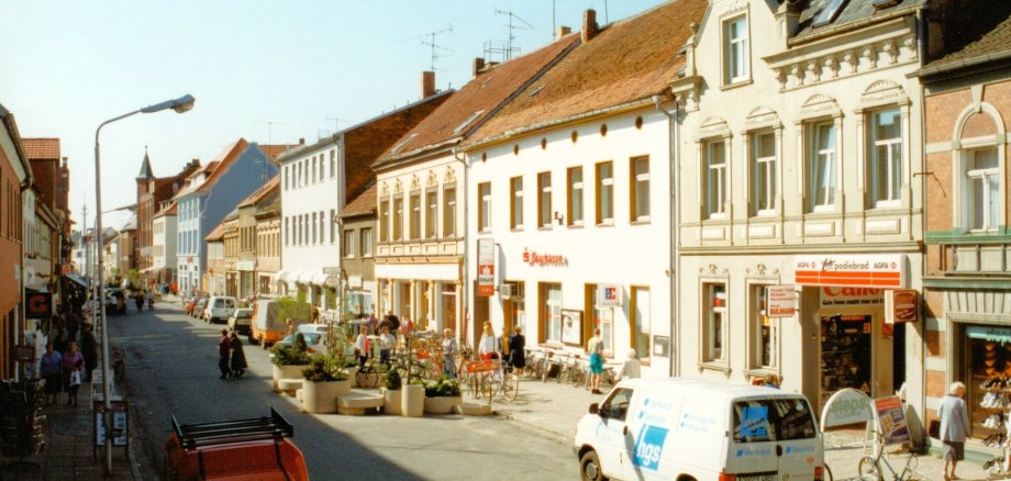 Ein Bild von der Breiten Straße aus dem Jahr 1995 mit massiver Verkehrsberuhigung vor dem früheren Standort der Sparkasse