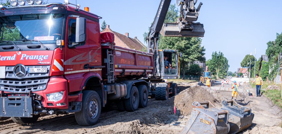Mit schwerer Technik wird derzeit der Untergrund stellenweise ausgetauscht Mit schwerer Technik wird derzeit der Untergrund stellenweise ausgetauscht