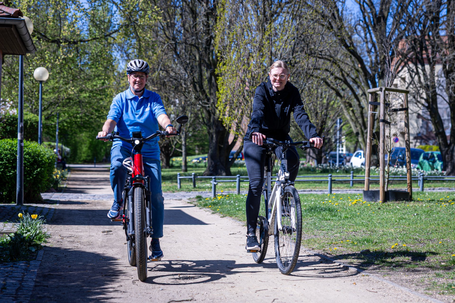 Simone Tandeck (links) und Kristina Hansel sind schon einmal aufs Rad gestiegen. Gemeinsam bereiten sie das Stadtradeln im Landkreis Stendal vor