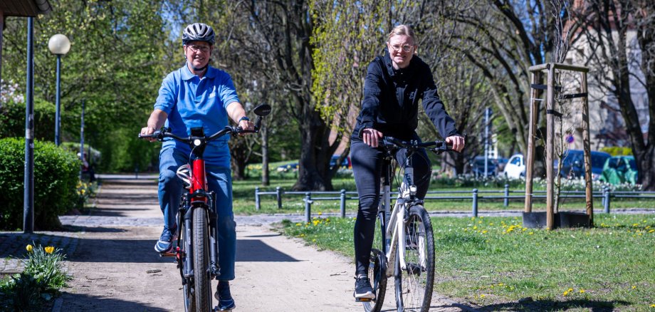 Simone Tandeck (links) und Kristina Hansel sind schon einmal aufs Rad gestiegen. Gemeinsam bereiten sie das Stadtradeln im Landkreis Stendal vor