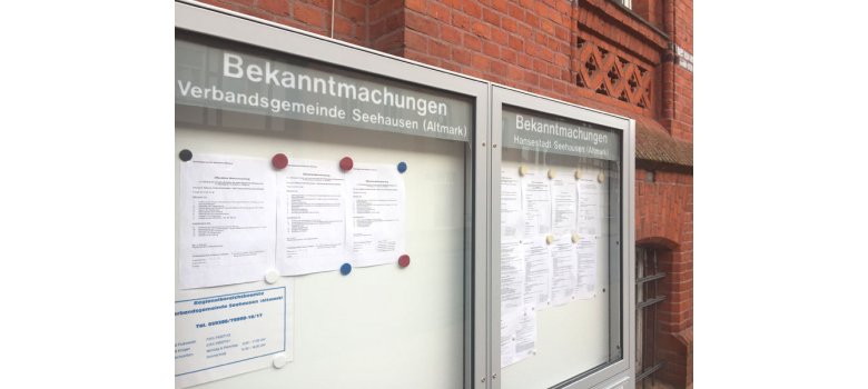 Schaukasten stehend vor dem Rathaus